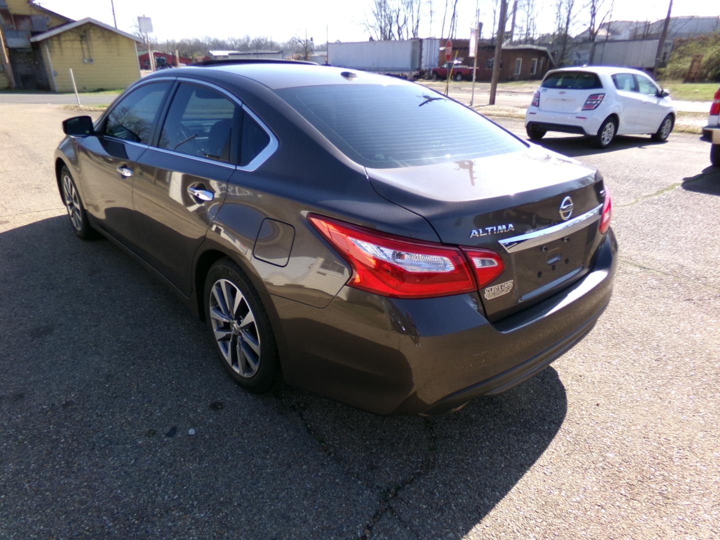 2017 Tobacco Metallic /Black Nissan Altima SL (1N4AL3AP1HC) with an 2.45L engine, automatic transmission, located at 401 First NE, Bearden, AR, 71720, (870) 687-3414, 33.726528, -92.611519 - Photo#2